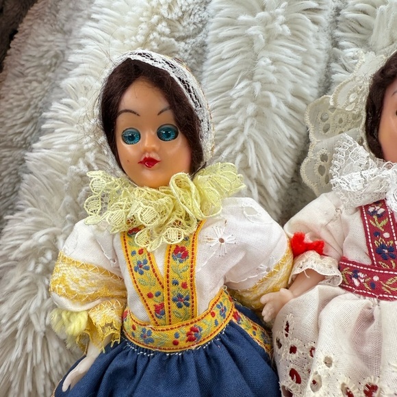 Vintage Traditional Dolls collectibles with Blue and White Dresses blinking eyes - Picture 8 of 10